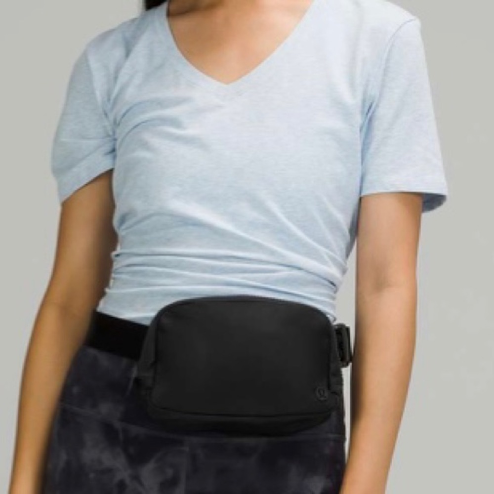 Lululemon Everywhere Belt Bag 1L Black Unisex NWT - Picture 3 of 14